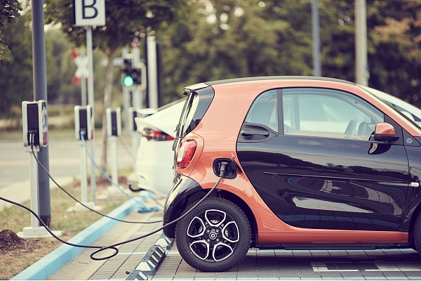 KEM: Uzņēmēji, pašvaldības un valsts iestādes varēs saņemt atbalstu elektromobiļu iegādei un to uzlādes infrastruktūras izveidei