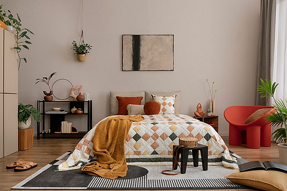 Vai rūtis un volāni atgriežas interjera dizainā? 2025. gada tendences un idejas