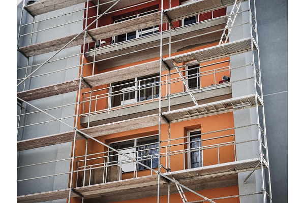 Eksperte: Daudzdzīvokļu māju iedzīvotāji var izmantot ALTUM finansējumu avārijas stāvoklī esošo jumtu remontiem