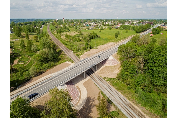 Siguldā jauns pārvads pār dzelzceļu un drošāka satiksme gājējiem (FOTO)