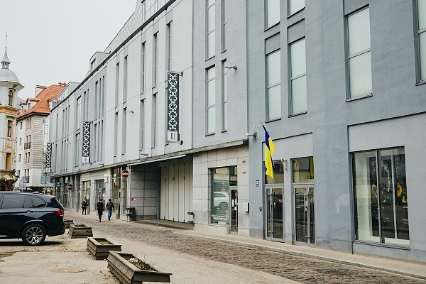 Nekustamā īpašuma attīstītāji ziedo Ukrainai un pie ēkām izkar Ukrainas karogus