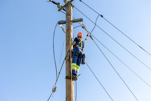 Speciālisti stiprina elektrotīkla uzturēšanas prasmes militāras krīzes apstākļos (FOTO)