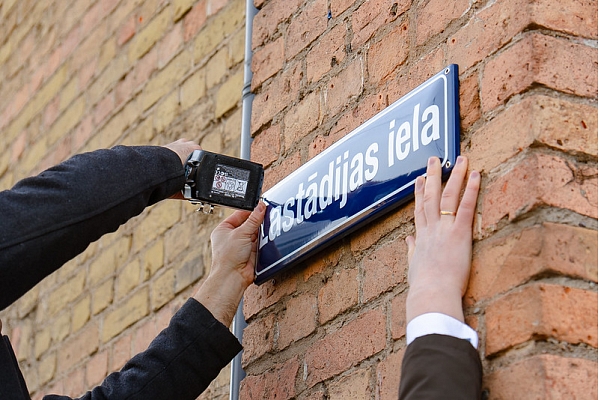 Lastādijas un Emīlijas Benjamiņas ielās sāk izvietot jaunās ielu nosaukumu un adrešu zīmes (FOTO)