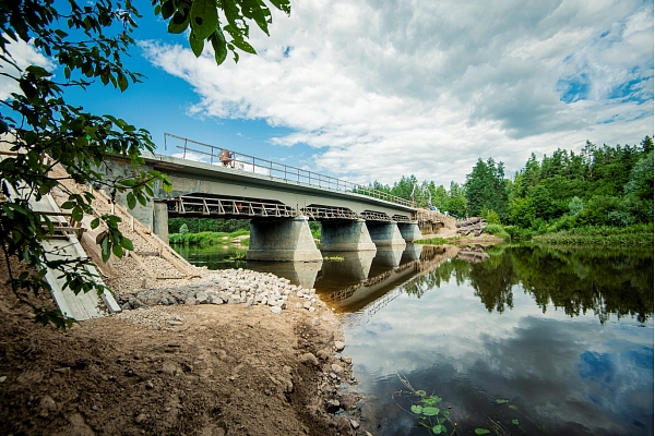 Tiltam pār Gauju Strenčos uzbūvēti jauni dzelzsbetona laidumi (FOTO)