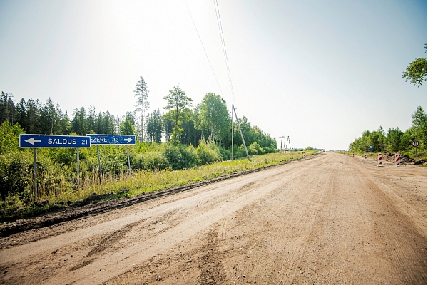 Notiek būvdarbi autoceļa Butnāri–Saldus–Ezere posmā pie Lietuvas robežas (FOTO)
