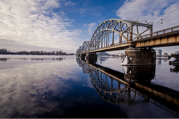 Sākta Rail Baltica tilta pār Daugavu būvniecība Rīgā