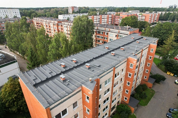 Plakanie jumti daudzdzīvokļu mājās: problēmas un risinājumi