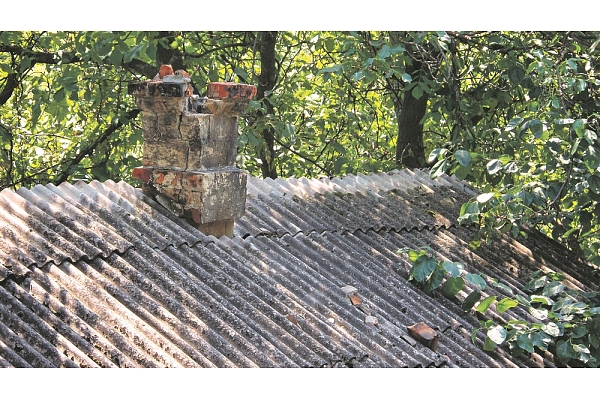 Kas jāzina par bīstamā azbesta šīfera jumta utilizāciju? Skaidro eksperts