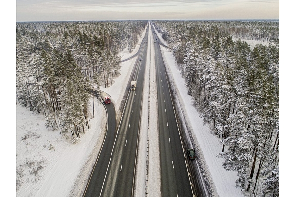 LVC: Šorīt vietām autoceļi apledo un ir sniegoti; ceļu uzturēšanas darbos iesaistītas 42 ziemas dienesta tehnikas vienības