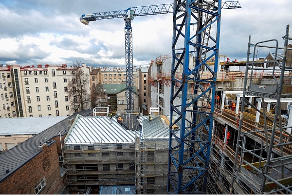 VNĪ: Jaunā Rīgas teātra būvniecībā sasniegts jumta augstākais punkts