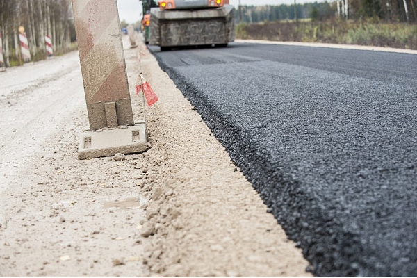 Reģionālā autoceļa Tukums–Kuldīga posmā būvniekam jāpārbūvē asfaltbetona kārta un jāsniedz papildu garantijas
