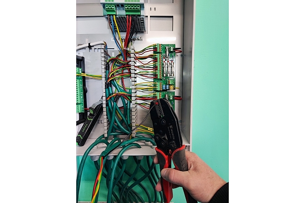 Elektromontāža industriālajiem un lauksaimniecības objektiem: no vajadzību izvērtēšanas līdz drošai sistēmai