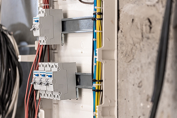 Turpmāk jaunu ēku elektroinstalācijas būs obligāti jāaprīko ar aizsardzību pret elektriskās strāvas noplūdi 
