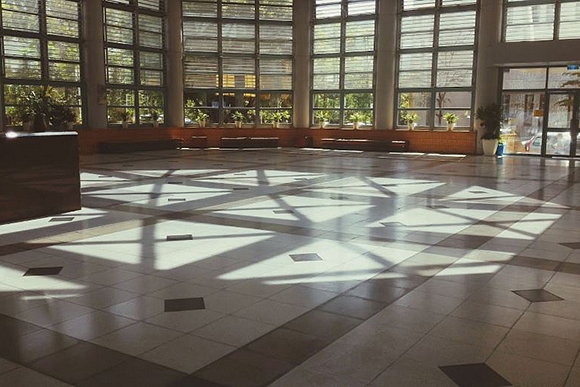 Grīdu tīrības nozīme sabiedriskās vietās: kāpēc tas ir svarīgi?