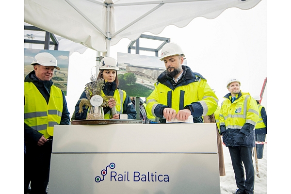 "Rail Baltica" stacijas lidostā „Rīga” pamatos iemūrē laika kapsulu (FOTO)