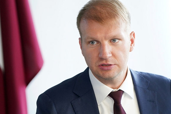 Melnis: informācija par strauju degvielas cenu pieaugumu saistībā ar Piesārņojuma likumu ir nepatiesa