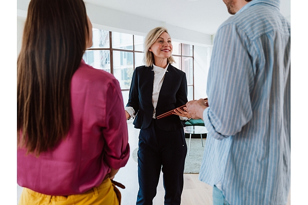 Kāpēc īpašuma aģents ir labākais starpnieks starp pircēju un pārdevēju: drošība, objektivitāte un racionāli risinājumi