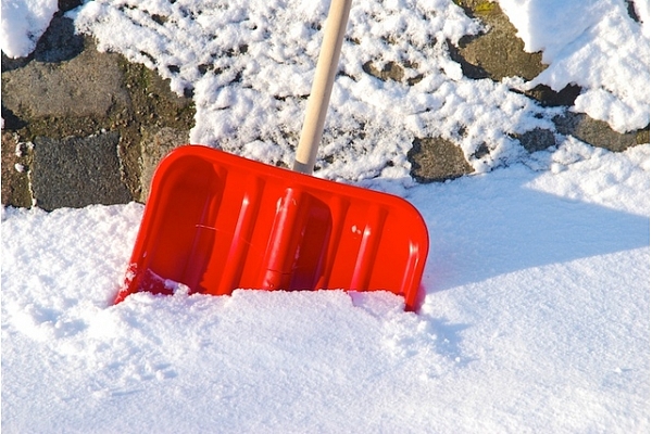 Viegla, ērta un izturīga: Kādai jābūt uzticamai sniega lāpstai?