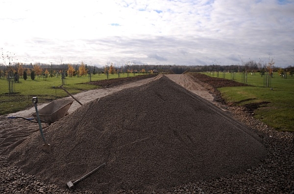 Bez valsts finansējuma caurtekas un ceļa sakārtošanu pie Likteņdārza varētu paveikt vēlāk