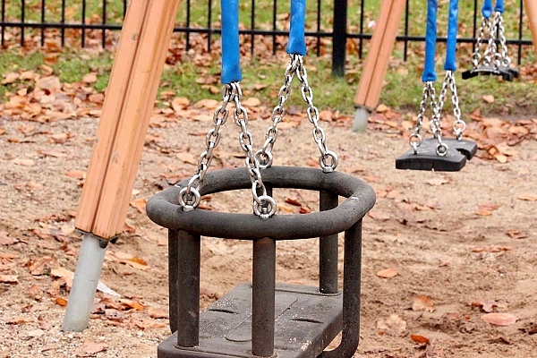 Olaines Mežaparkā izbūvēs bērnu laukumu un atpūtas kompleksu