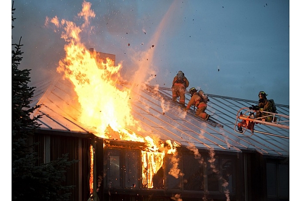 Pētījums: Modernās ēkās atklāta liesma izplatās piecas reizes ātrāk