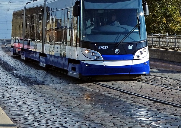 Tramvaja projekta īstenošanai Rīgā plāno likvidēt vienu no ietvēm Senču ielā
