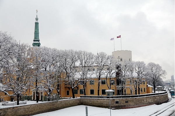 Nesen rekonstruētajā Rīgas pilī notikusi ūdens noplūde, bojājot daļu Baltās zāles griestu