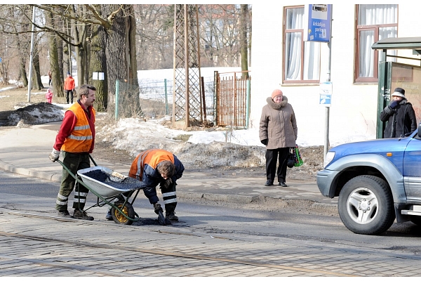 Rīgas domei pērnā gada budžetā pāri palikuši ielu remontiem paredzēti 10,67 miljoni eiro