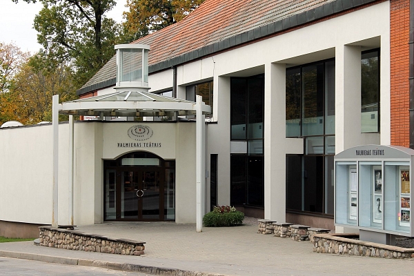 Valmieras daudzdzīvokļu īres namu pamatos iemūrē kapsulu