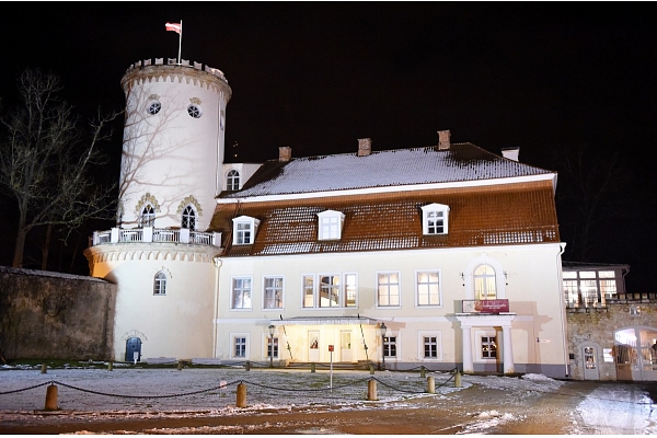 Par ERAF finansējumu modernizēs Cēsu skolas un atjaunos dienesta viesnīcu