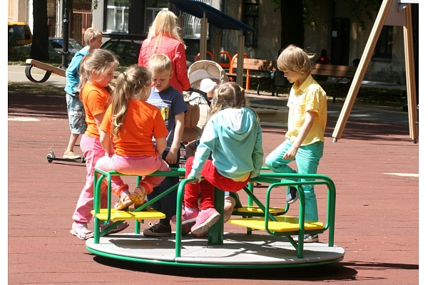 Ventspils bērnu pilsētiņās ieklās gumijas segumu