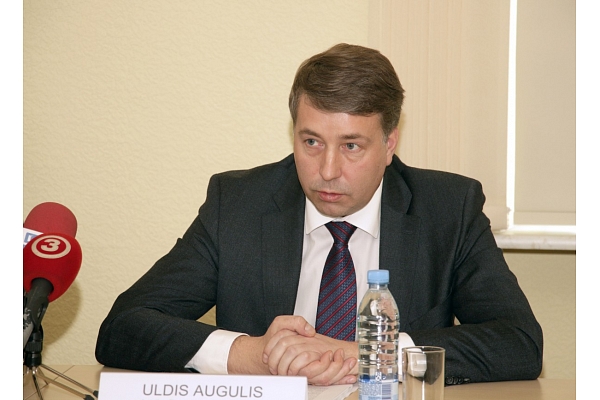 Augulis: Autoceļu sakārtošanai varētu novirzīt pensiju fondu naudu