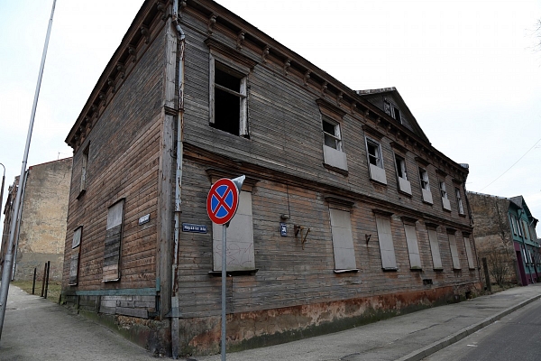 Saeimā atbalsta pienākumu arī valstij un pašvaldībai maksāt NĪN par tām piederošiem graustiem