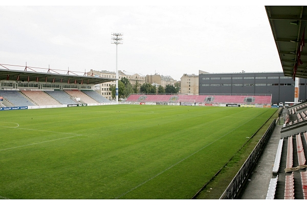 Portāls: Tiesu izpildītāju klātbūtnē sākta "Skonto" stadiona kustamā īpašuma demontāža