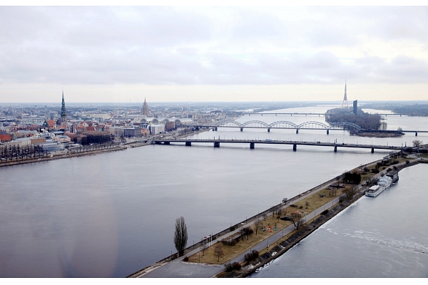 Sākta monumentālā Latvijas karoga būvniecība Rīgā uz AB dambja