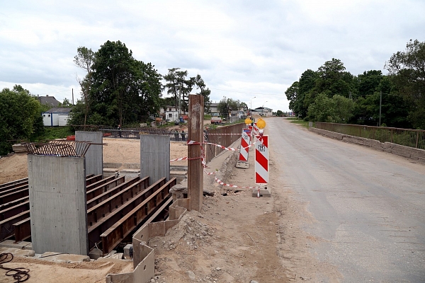 Dažviet remontdarbu dēļ autovadītājiem jārēķinās ar papildus stundu ceļā