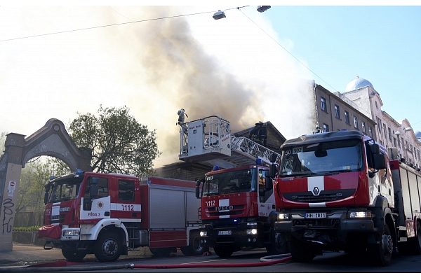 Rīgas pašvaldība nesen ugunsgrēkā cietušo ēku Lāčplēša ielā atzinusi par graustu