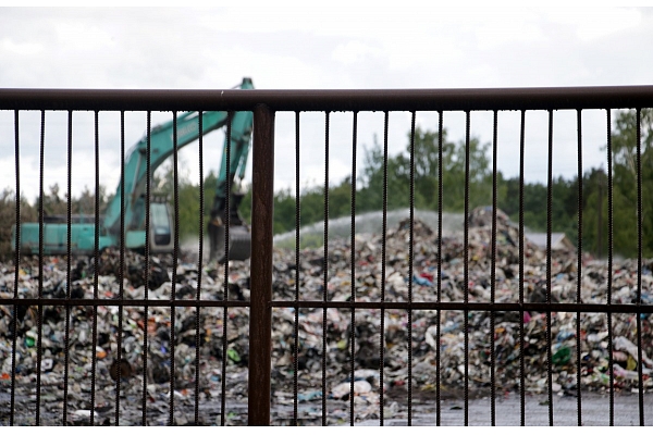 VVD izsludinājis iepirkumu ugunsgrēkā cietušās Jūrmalas nelegālās atkritumu glabāšanas vietas attīrīšanai