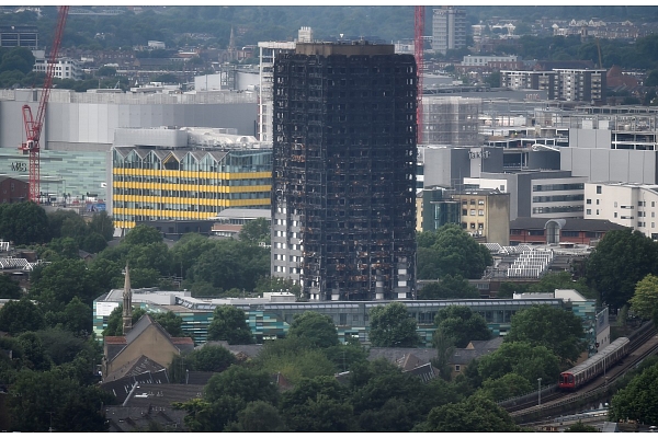 Mediji: "Grenfell Tower" renovācijā plānotais apšuvums nomainīts uz lētāku un mazāk drošu variantu