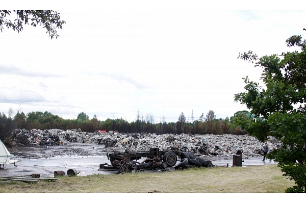 "Clean R" sācis Jūrmalas ugunsgrēkā cietušās nelikumīgās atkritumu glabātuves teritorijas sakārtošanas darbus