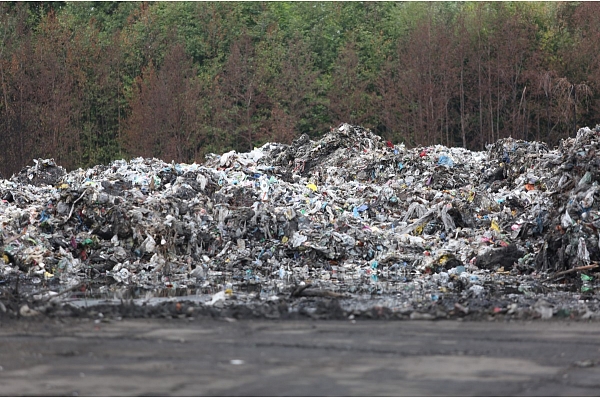 Šķiroto materiālu pārstrādes uzņēmums SIA "Plastex" nepilda VVD pieprasījumu aizvākt neatbilstoši uzglabātus atkritumus