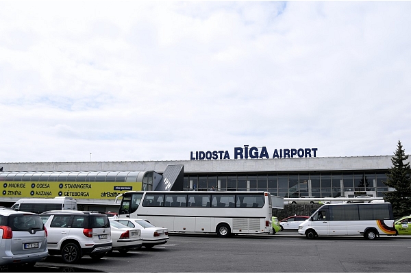 Lidostā "Rīga" uzbrauktuvē pie izlidošanas termināļa ierīkota jauna autostāvvieta personām ar īpašām vajadzībām