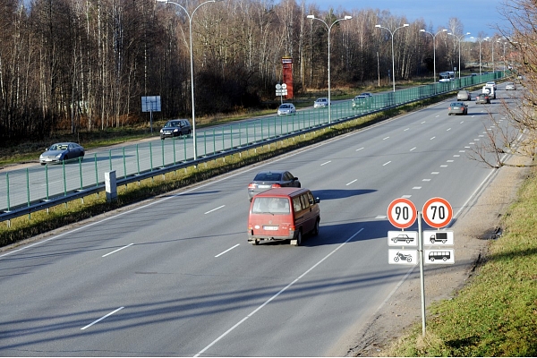 Pārdurta ūdensvada dēļ iespējami satiksmes ierobežojumi K.Ulmaņa gatvē