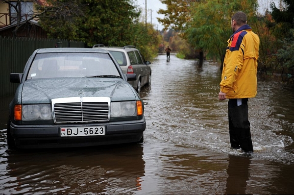 Lietavu dēļ Latgalē satiksmei slēgti deviņi valsts vietējās nozīmes autoceļi un divi valsts reģionālie autoceļi