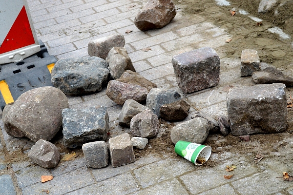 Daļai no Lenču un Ganu ielās atrastā vēsturiskā bruģa pa virsu klās kalto bruģi