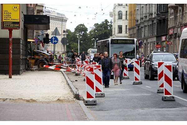 Jakrins: Ielu remonti Rīgā iekavējušies komunikāciju izbūves un būvnieku vainas dēļ