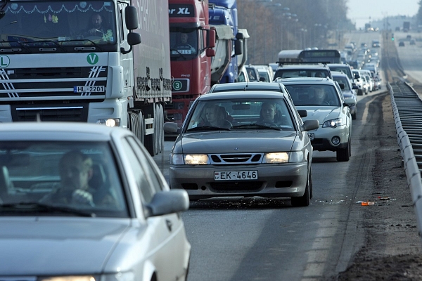 Uz Rīgas apvedceļa Baltezers-Saulkalne izveidojies sastrēgums