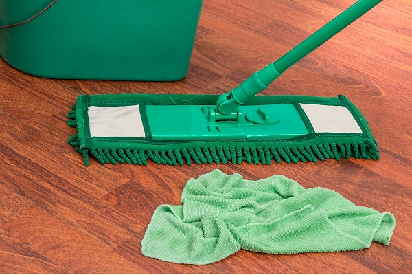Paklājs, koks, flīzes, vinils, lamināts: kā pareizi mazgāt dažādus grīdas segumus?