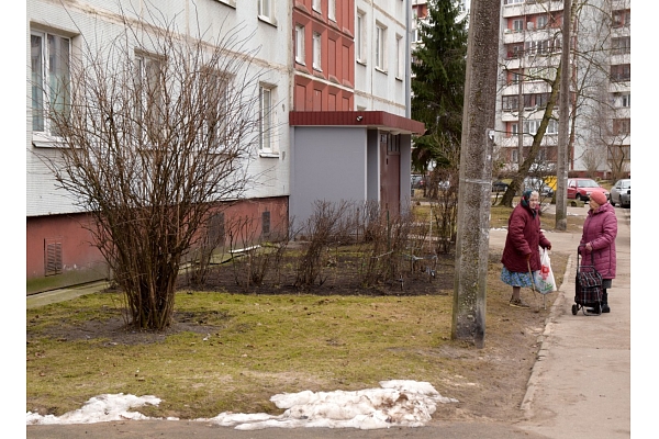 Rīgas domes amatpersonas pārbaudīs darbu kvalitāti kādā Pļavnieku iekšpagalmā