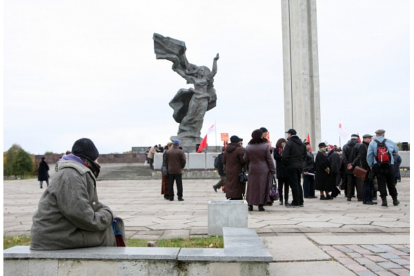 Rīgas pieminekļu aģentūra plāno tērēt 50 000 eiro Padomju armijas karavīru pieminekļa izpētei